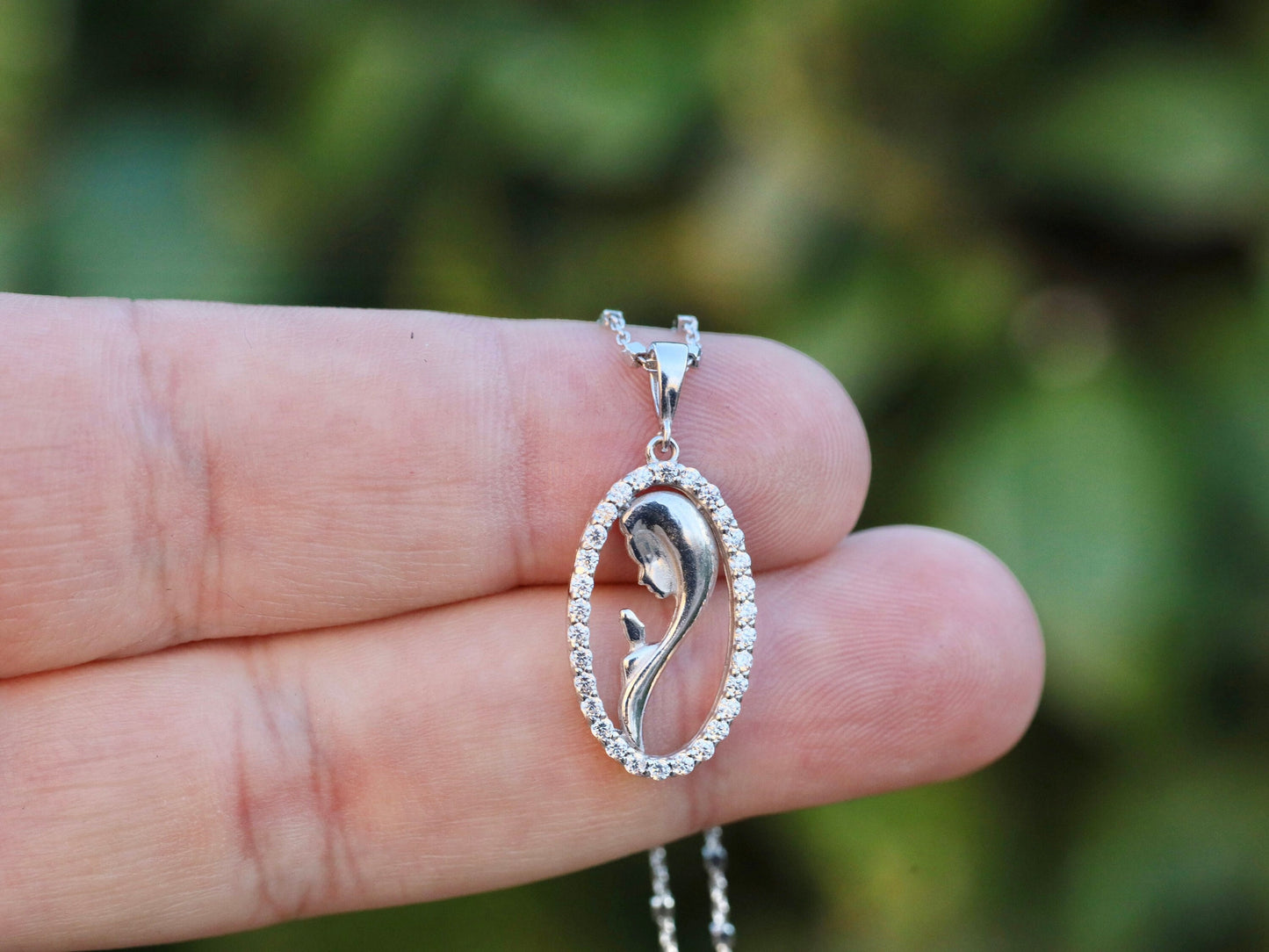 Colgante Nuestra Señora, encanto Virgen María, colgante de plata de ley 925, colgante para mujer, collar católico, colgante moderno de Nuestra Señora de Gracia
