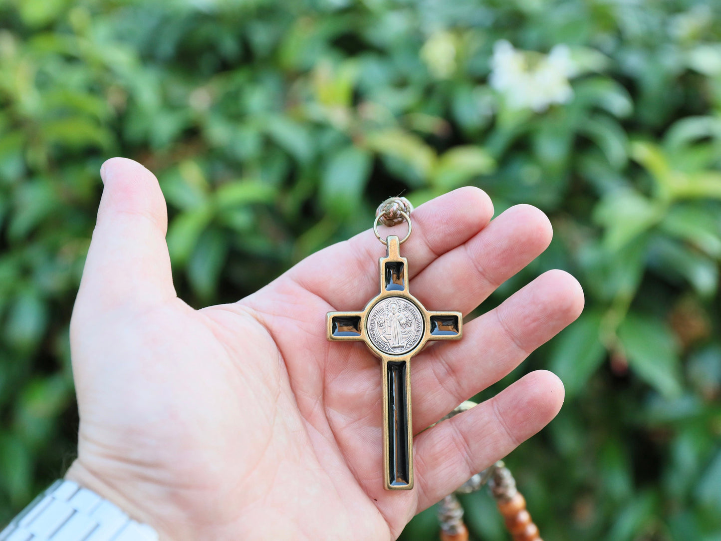 Rosario grande hecho a mano de madera de acacia marrón con crucifijo de San Benito y medalla de la Divina Misericordia - Cuentas católicas para hombres