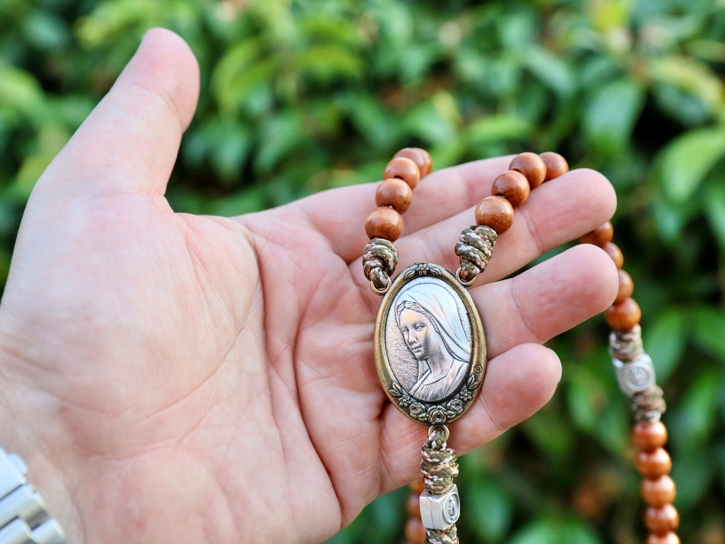 Rosario grande hecho a mano de madera de acacia marrón con crucifijo de San Benito y medalla de la Divina Misericordia - Cuentas católicas para hombres