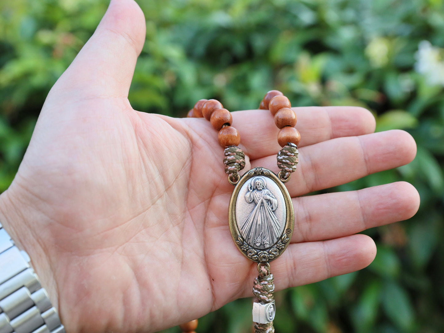 Rosario grande hecho a mano de madera de acacia marrón con crucifijo de San Benito y medalla de la Divina Misericordia - Cuentas católicas para hombres