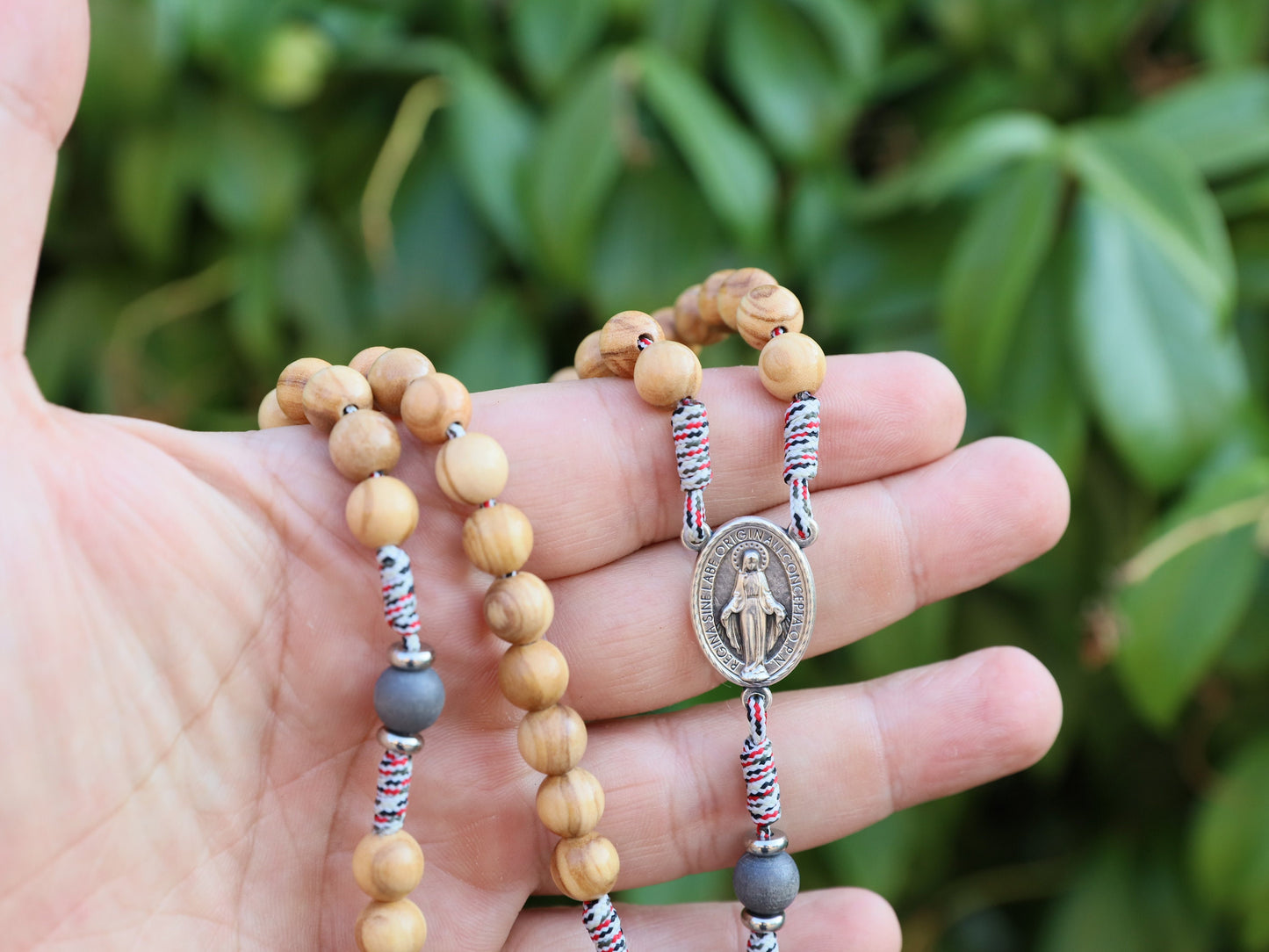 Rosario Parcord de madera de olivo de 8 mm con Medalla Milagrosa y crucifijo de San Benito, rosario católico tradicional, rosario de bolsillo para hombre