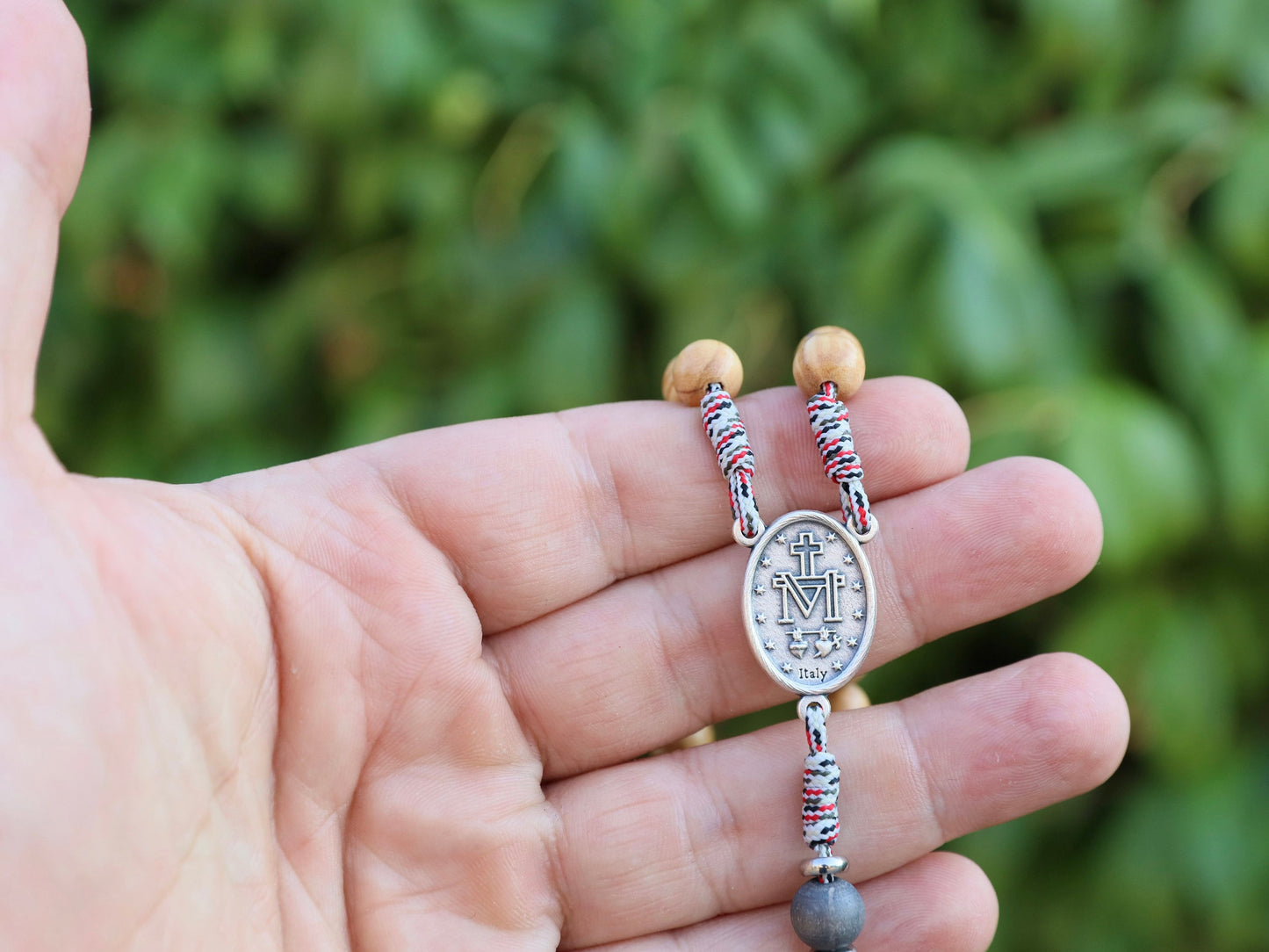 Rosario tradicional de madera de olivo encerado de 8 mm con cuerda de paracord de 2 mm, crucifijo de San Benito y medalla milagrosa