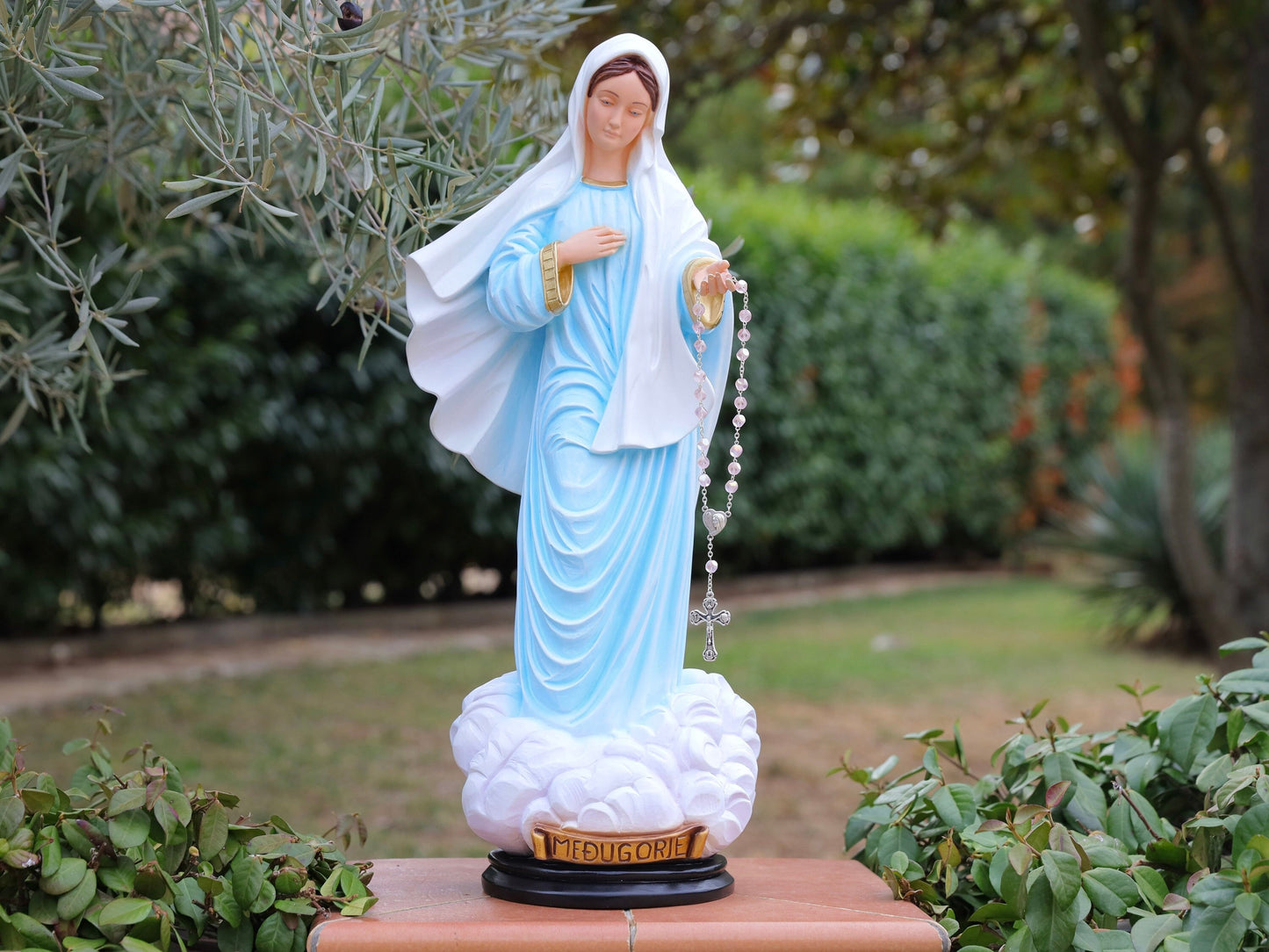 Estatua de la Reina de la Paz de 57 cm, estatua de Medjugorje, estatua de Nuestra Señora, estatua interior al aire libre de la Virgen María, estatua del altar del hogar, estatua de polvo de mármol