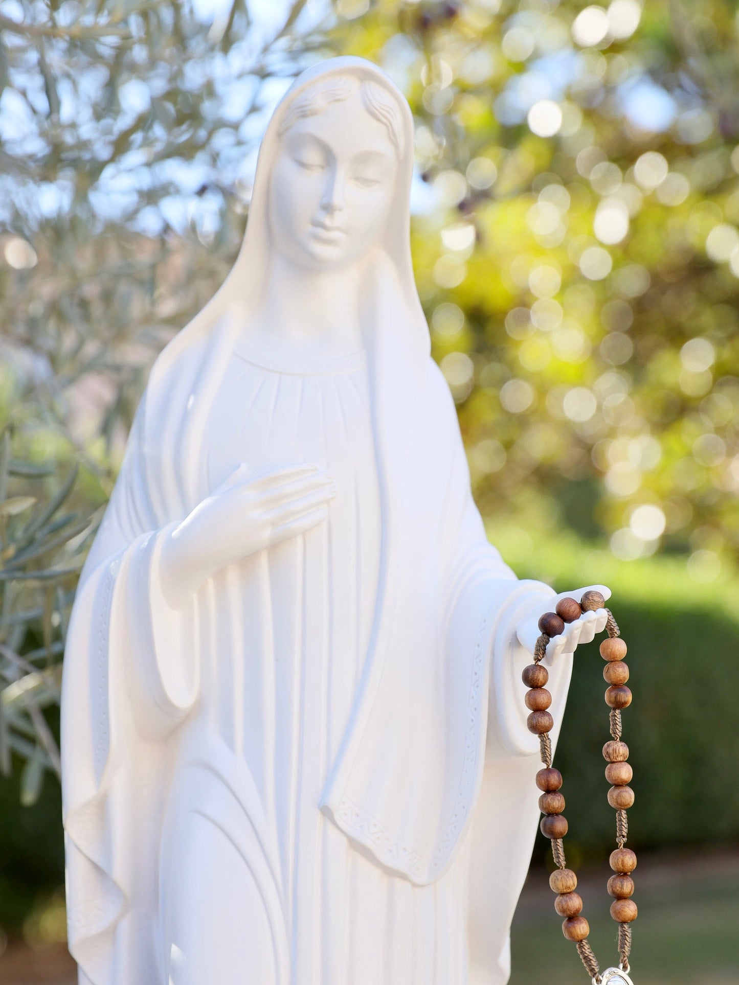 Estatua de Medjugorje, estatua grande de la Reina de la Paz, estatua al aire libre de Nuestra Señora, estatua blanca para el jardín, estatua de resina, estatua de 23 pulgadas para el altar