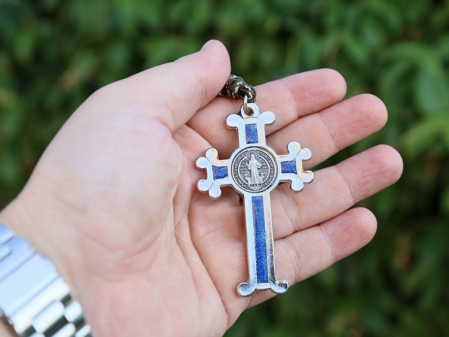 Grandes cuentas de rosario de madera de accacia rosa hechas con parcord, rosario de cuentas de 10 mm, crucifijo de San Benito con centro de paz de la Medalla Milagrosa