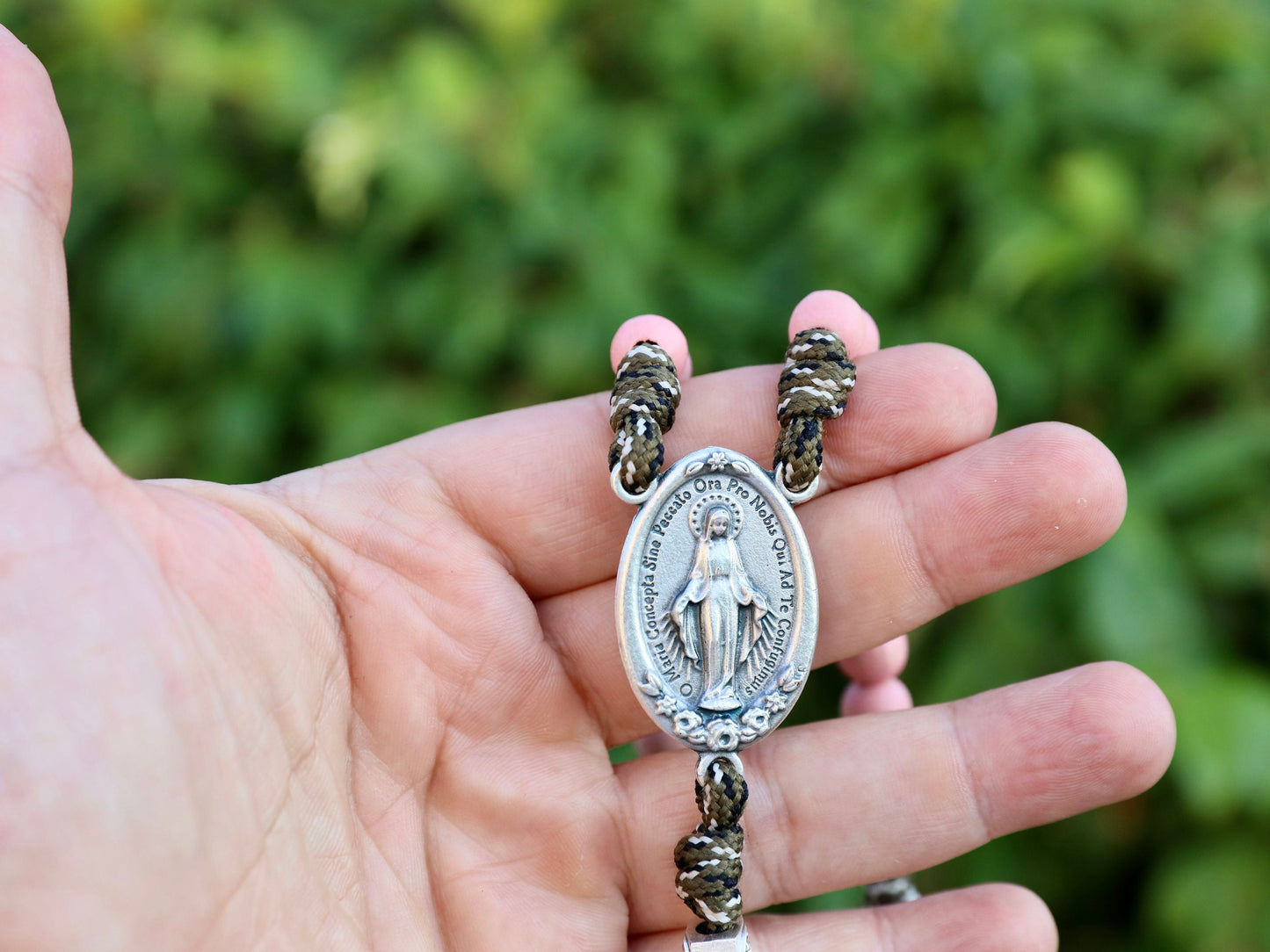 Grandes cuentas de rosario de madera de accacia rosa hechas con parcord, rosario de cuentas de 10 mm, crucifijo de San Benito con centro de paz de la Medalla Milagrosa