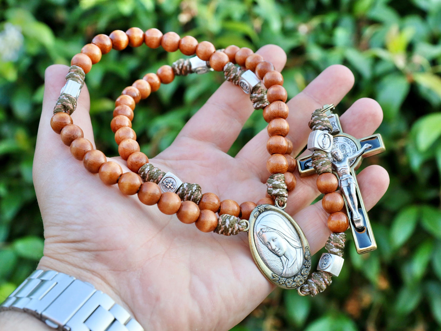 Rosario grande hecho a mano de madera de acacia marrón con crucifijo de San Benito y medalla de la Divina Misericordia - Cuentas católicas para hombres