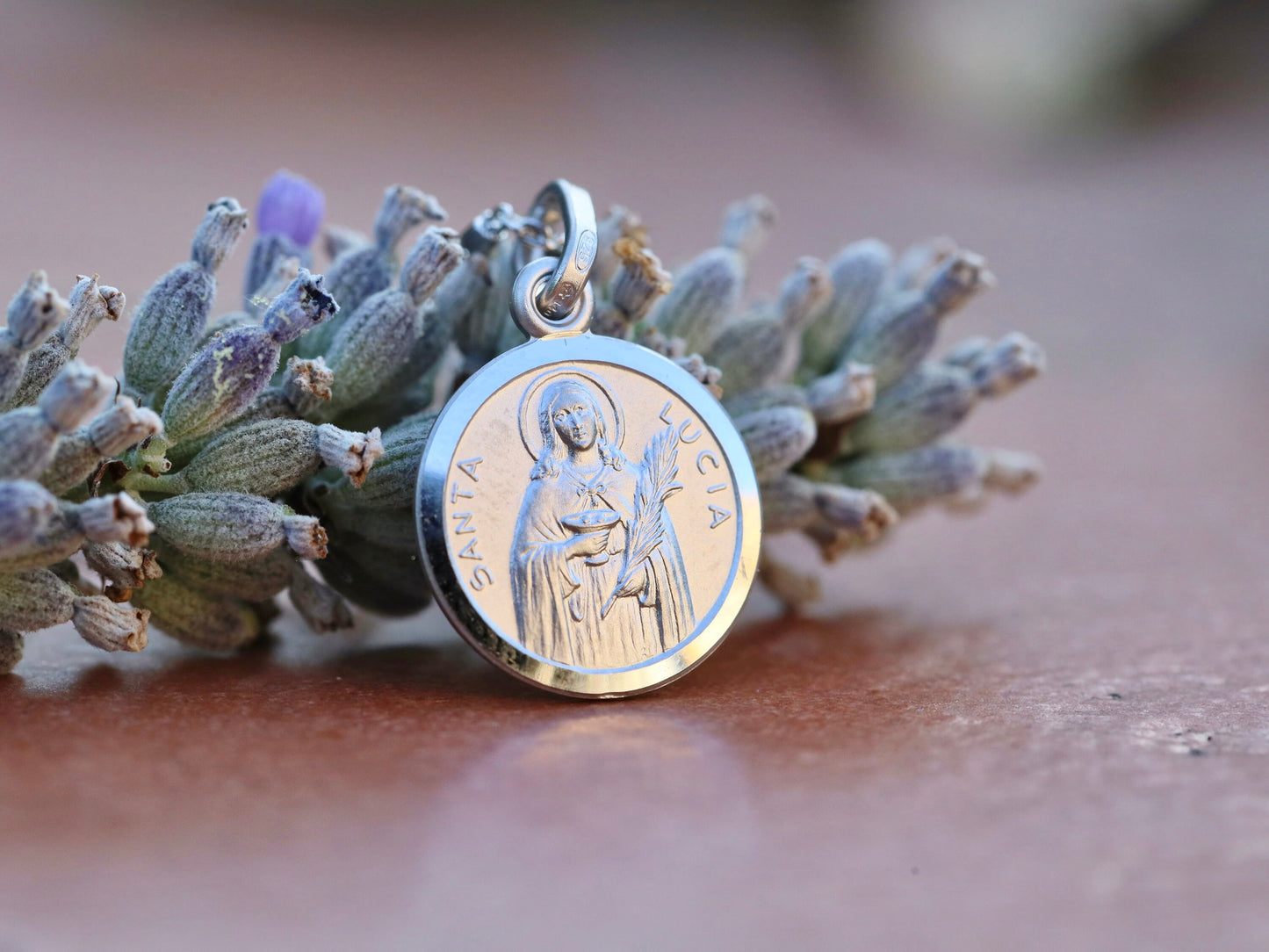Colgante de medalla de plata de ley con corte de diamante de Santa Lucía para mujeres católicas, acabado satinado con detalles exquisitos"