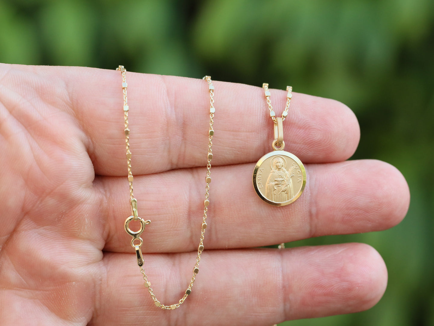 Exquisita medalla de plata de ley de 13 mm chapada en oro de 18 quilates con corte de diamante de Santa Lucía: ¡el deleite de los devotos!"