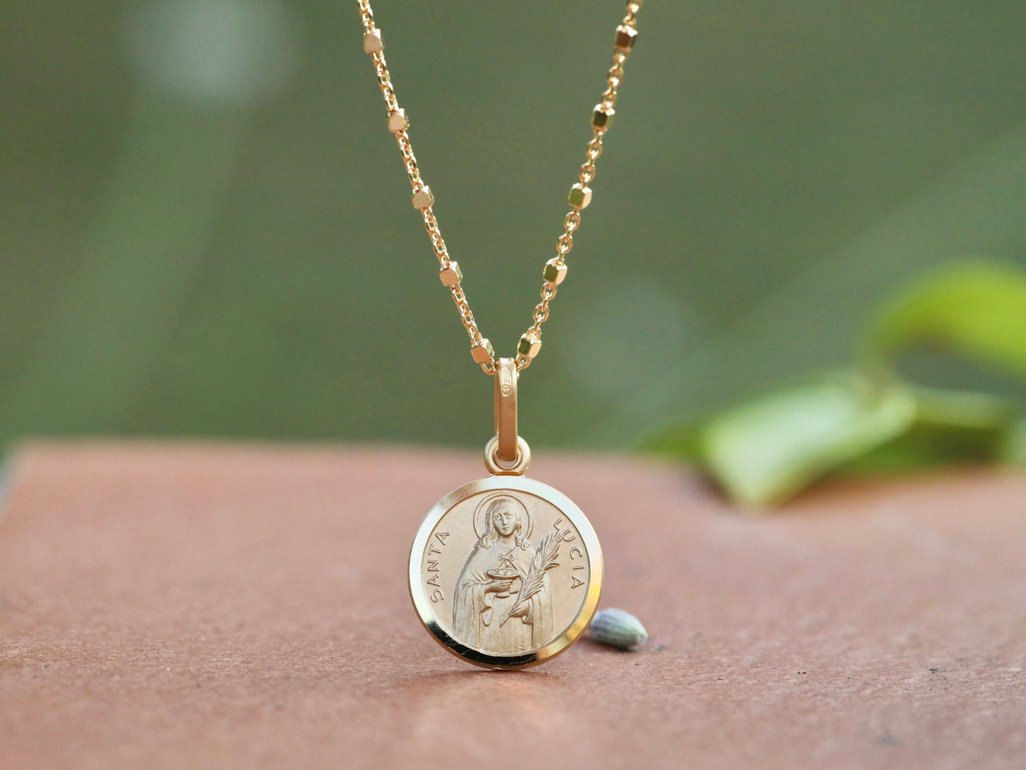 Exquisita medalla de plata de ley de 13 mm chapada en oro de 18 quilates con corte de diamante de Santa Lucía: ¡el deleite de los devotos!"