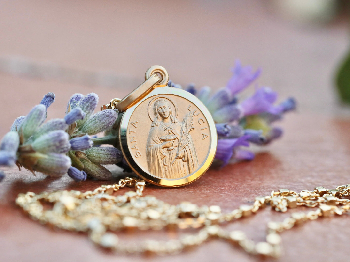 Exquisita medalla de plata de ley de 13 mm chapada en oro de 18 quilates con corte de diamante de Santa Lucía: ¡el deleite de los devotos!"