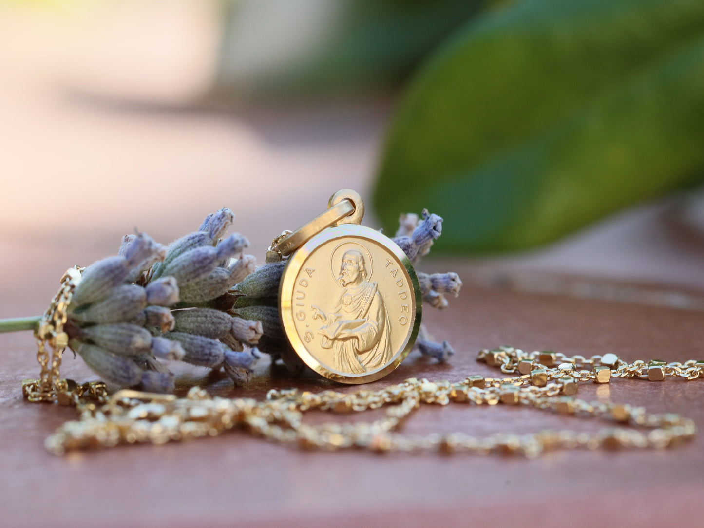 Medalla de San Judas en Plata de Ley 925 bañada en Oro de 18 Quilates | Joyería devocional católica unisex