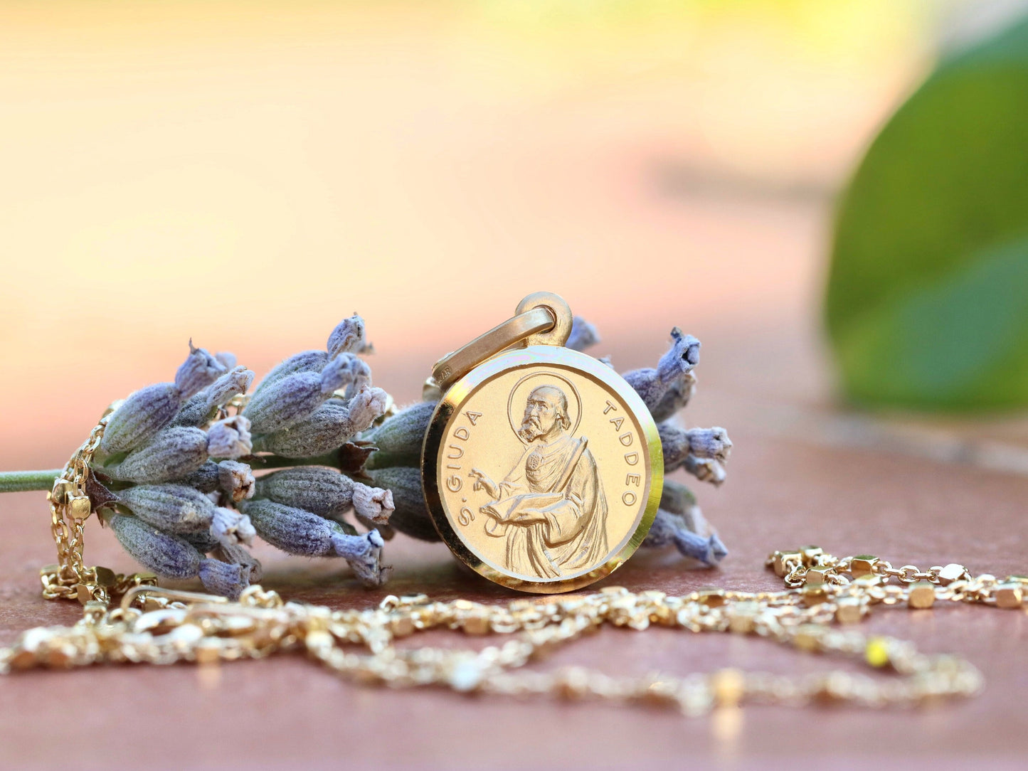 Medalla de San Judas en Plata de Ley 925 bañada en Oro de 18 Quilates | Joyería devocional católica unisex