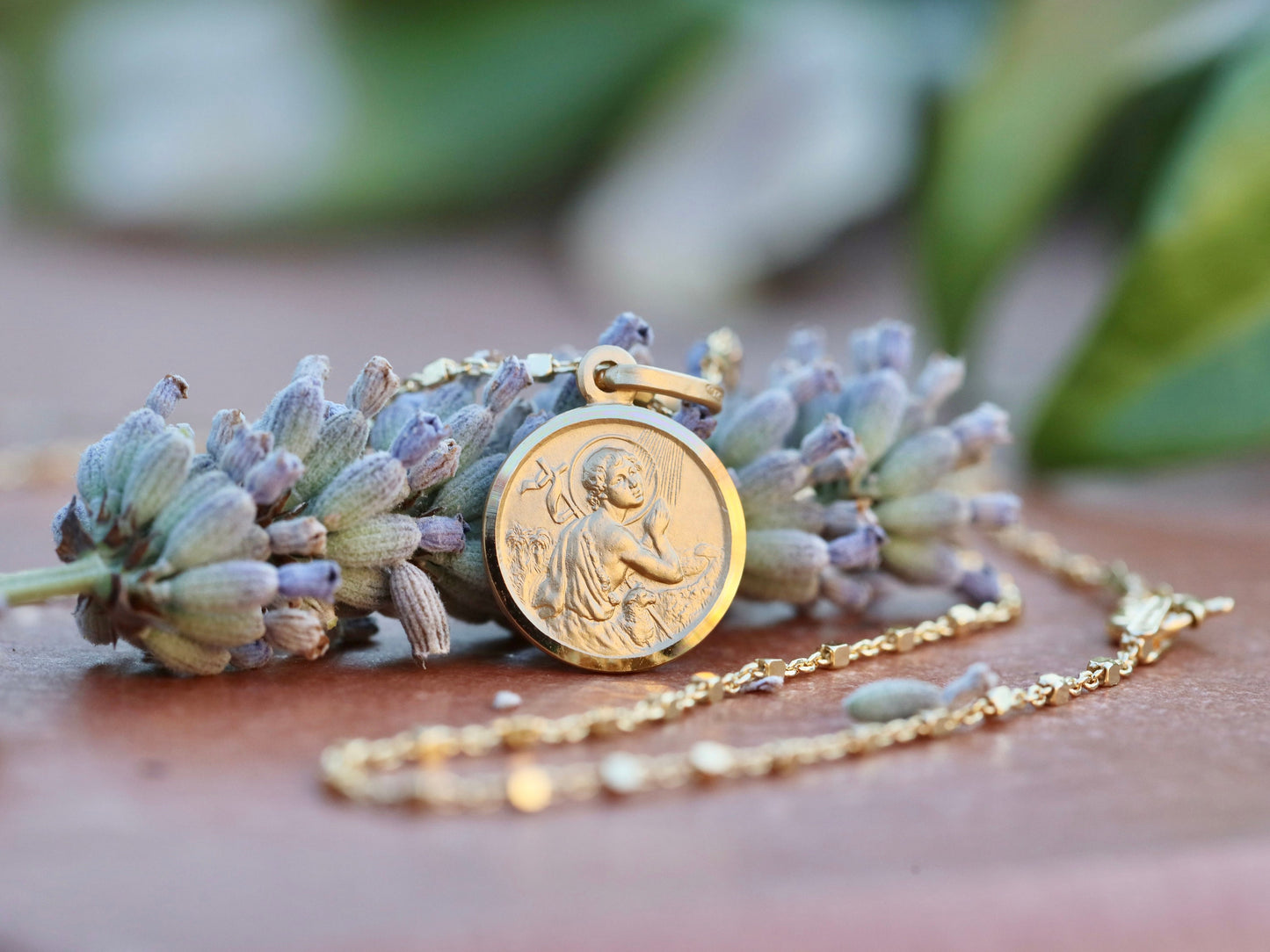 Medalla de San Juan Bautista, redonda, de plata de ley 925, 13 mm, chapada en oro de 18 quilates, unisex, acuñada, diseño minimalista con bordes satinados y de diamantes