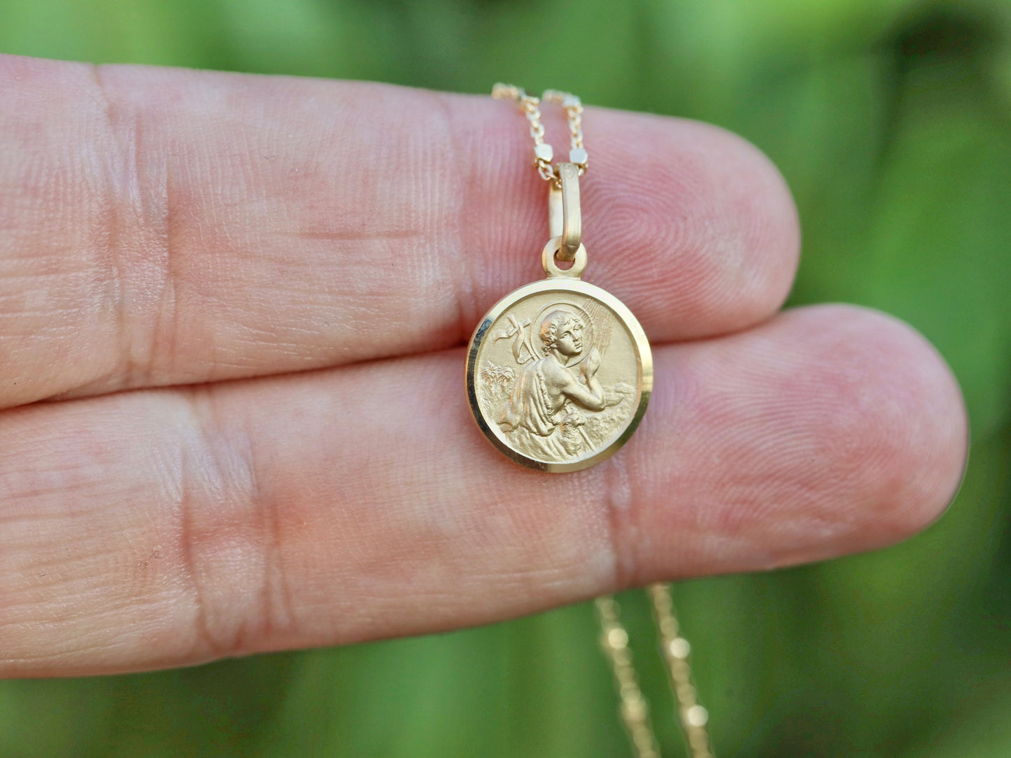 Medalla de San Juan Bautista, redonda, de plata de ley 925, 13 mm, chapada en oro de 18 quilates, unisex, acuñada, diseño minimalista con bordes satinados y de diamantes