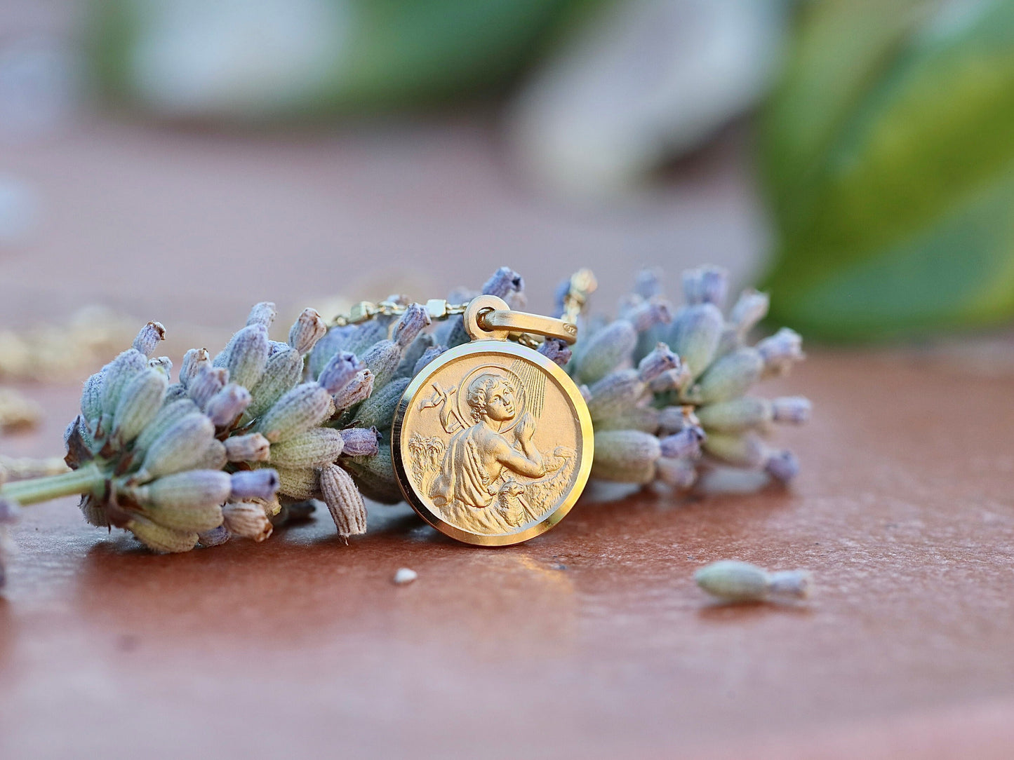 Medalla de San Juan Bautista, redonda, de plata de ley 925, 13 mm, chapada en oro de 18 quilates, unisex, acuñada, diseño minimalista con bordes satinados y de diamantes