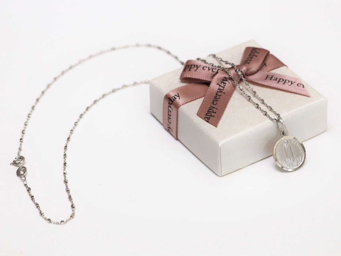 Medalla Nuestra Señora de Fátima de Plata de Ley 925 chapada en oro - Diseño minimalista y unisex