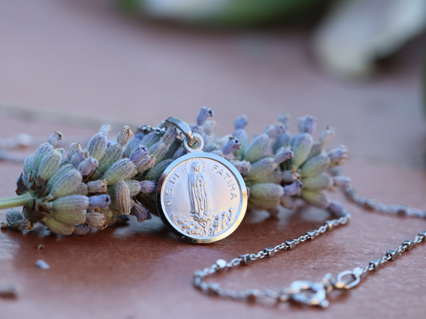 Medalla Nuestra Señora de Fátima de Plata de Ley 925 chapada en oro - Diseño minimalista y unisex