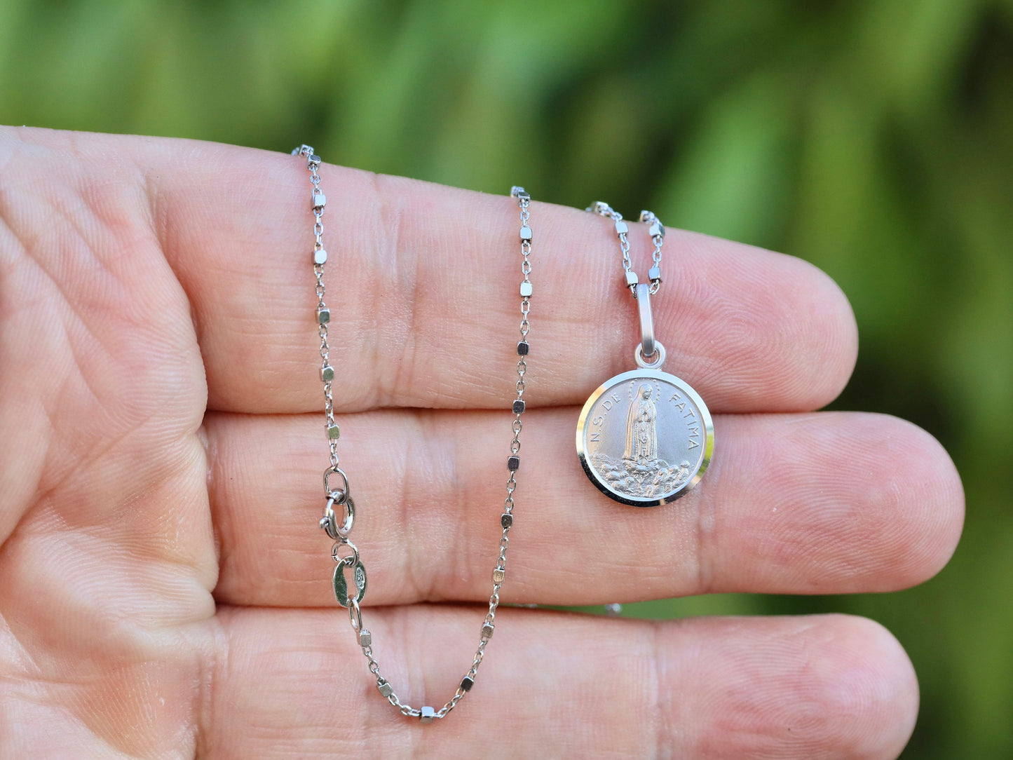 Medalla Nuestra Señora de Fátima de Plata de Ley 925 chapada en oro - Diseño minimalista y unisex