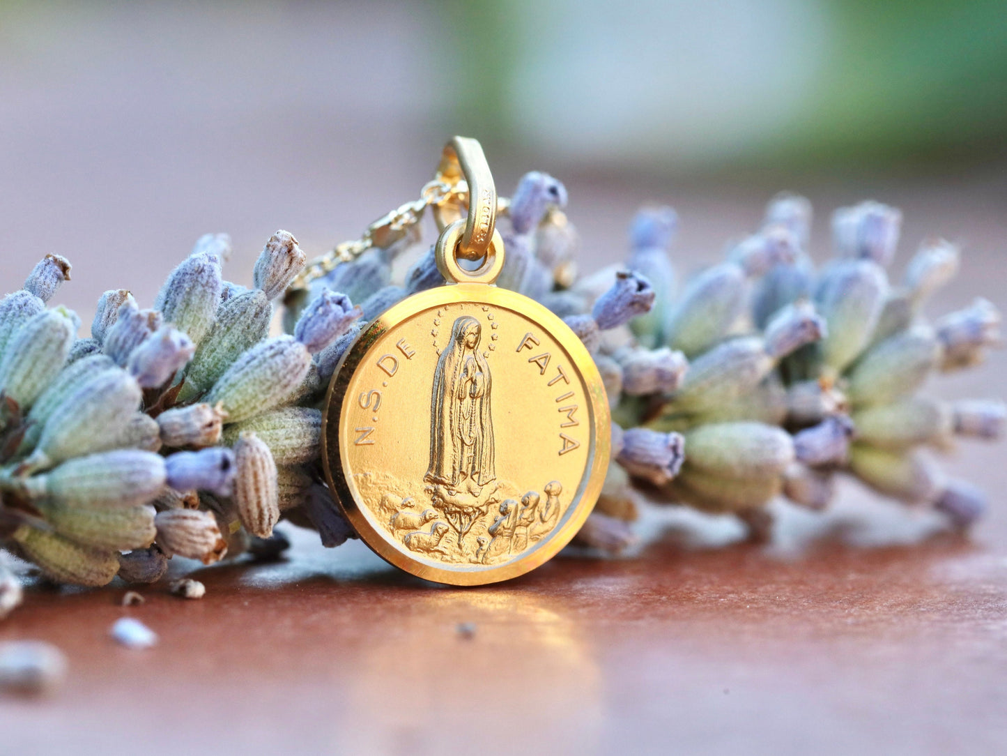 Impresionante colgante de plata de ley de Nuestra Señora de Fátima | Ideal para adolescentes católicos y apilamiento de colgantes.