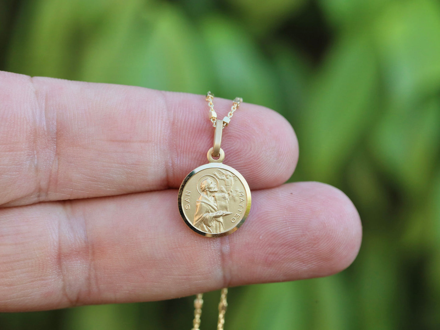 Colgante de plata de ley de San Mateo chapado en oro de 18 kt - Delicado y detallado - Ideal para adolescentes católicas y capas colgantes"