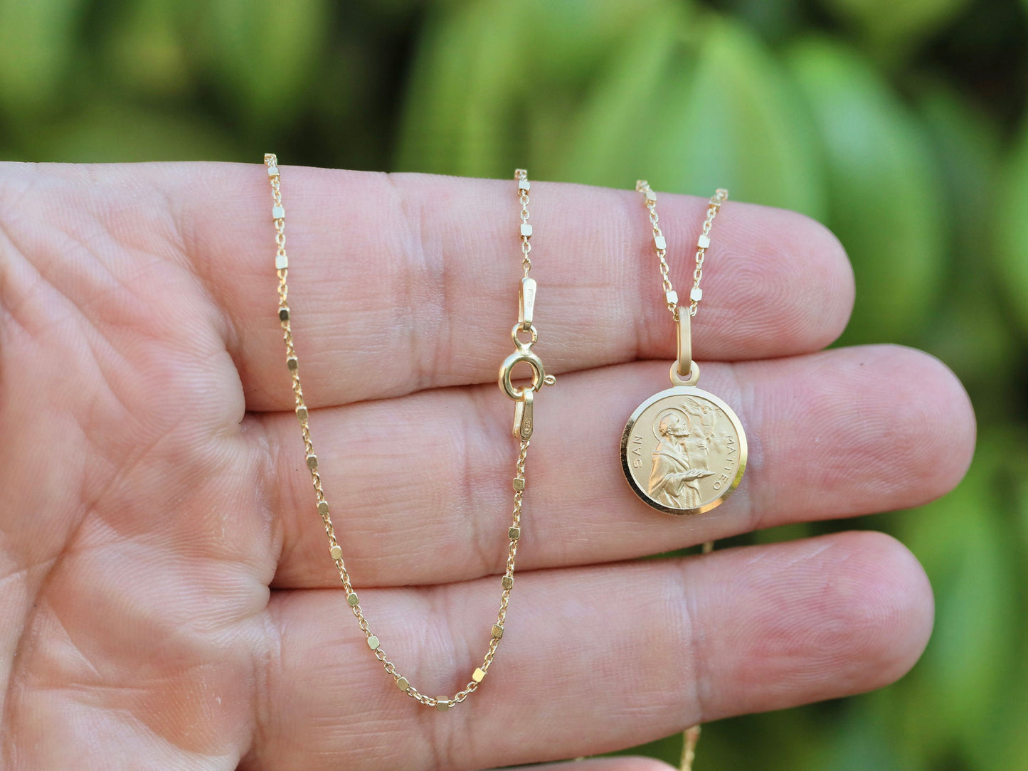 Colgante de plata de ley de San Mateo chapado en oro de 18 kt - Delicado y detallado - Ideal para adolescentes católicas y capas colgantes"