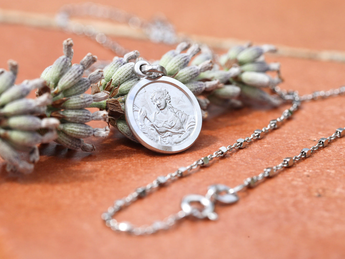 Exquisita Medalla de Santa Bárbara en plata de ley de 13 mm - Recuerdo ideal para todos los llamados Bárbara, santa católica devocional, joyería católica