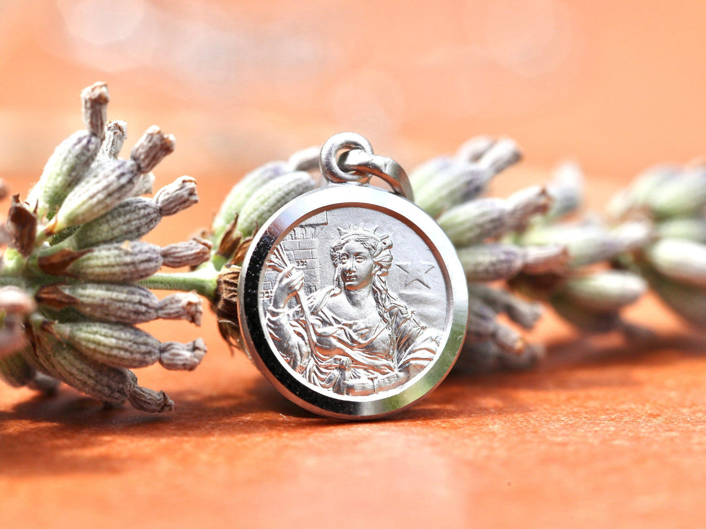 Exquisita Medalla de Santa Bárbara en plata de ley de 13 mm - Recuerdo ideal para todos los llamados Bárbara, santa católica devocional, joyería católica