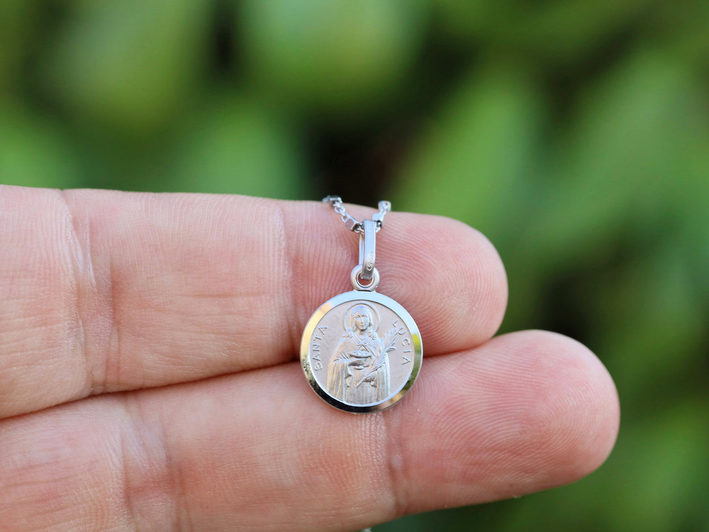 Colgante de medalla de plata de ley con corte de diamante de Santa Lucía para mujeres católicas, acabado satinado con detalles exquisitos"