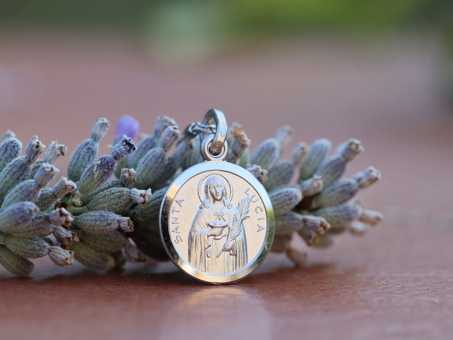 Colgante de medalla de plata de ley con corte de diamante de Santa Lucía para mujeres católicas, acabado satinado con detalles exquisitos"