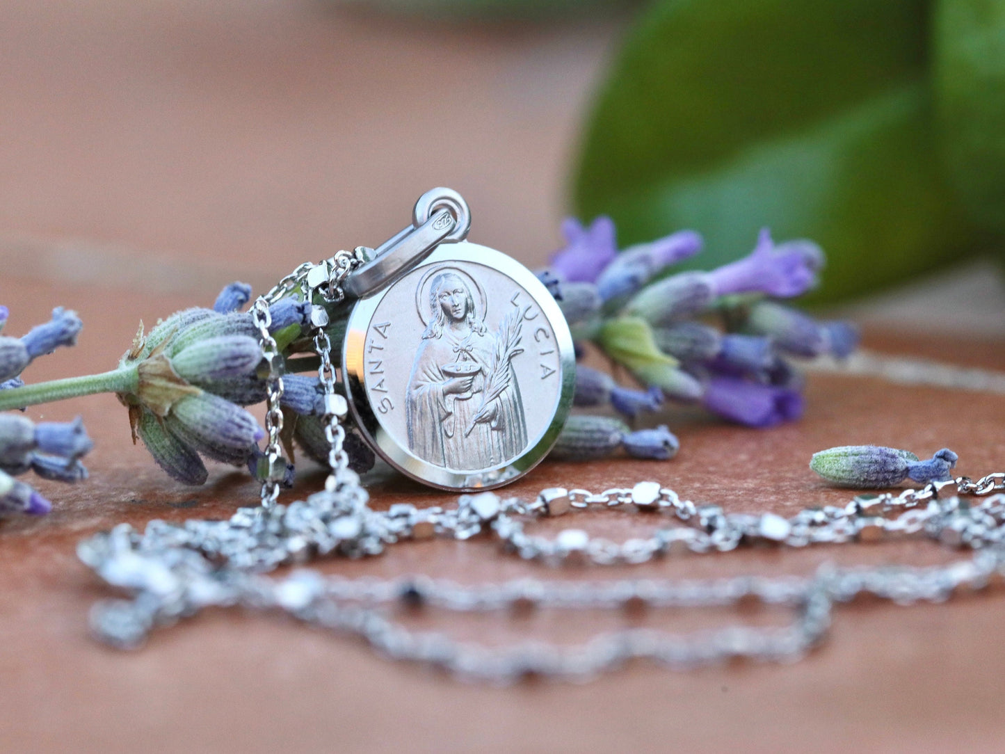 Colgante de medalla de plata de ley con corte de diamante de Santa Lucía para mujeres católicas, acabado satinado con detalles exquisitos"