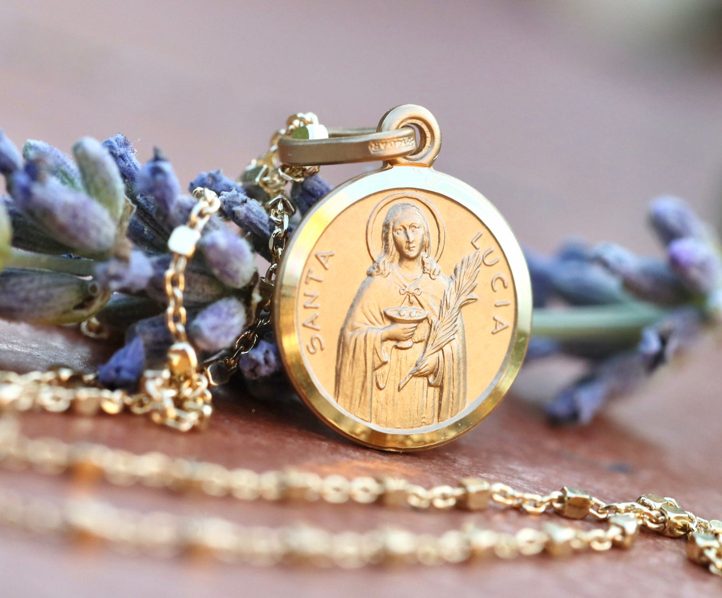 Exquisita medalla de plata de ley de 13 mm chapada en oro de 18 quilates con corte de diamante de Santa Lucía: ¡el deleite de los devotos!"