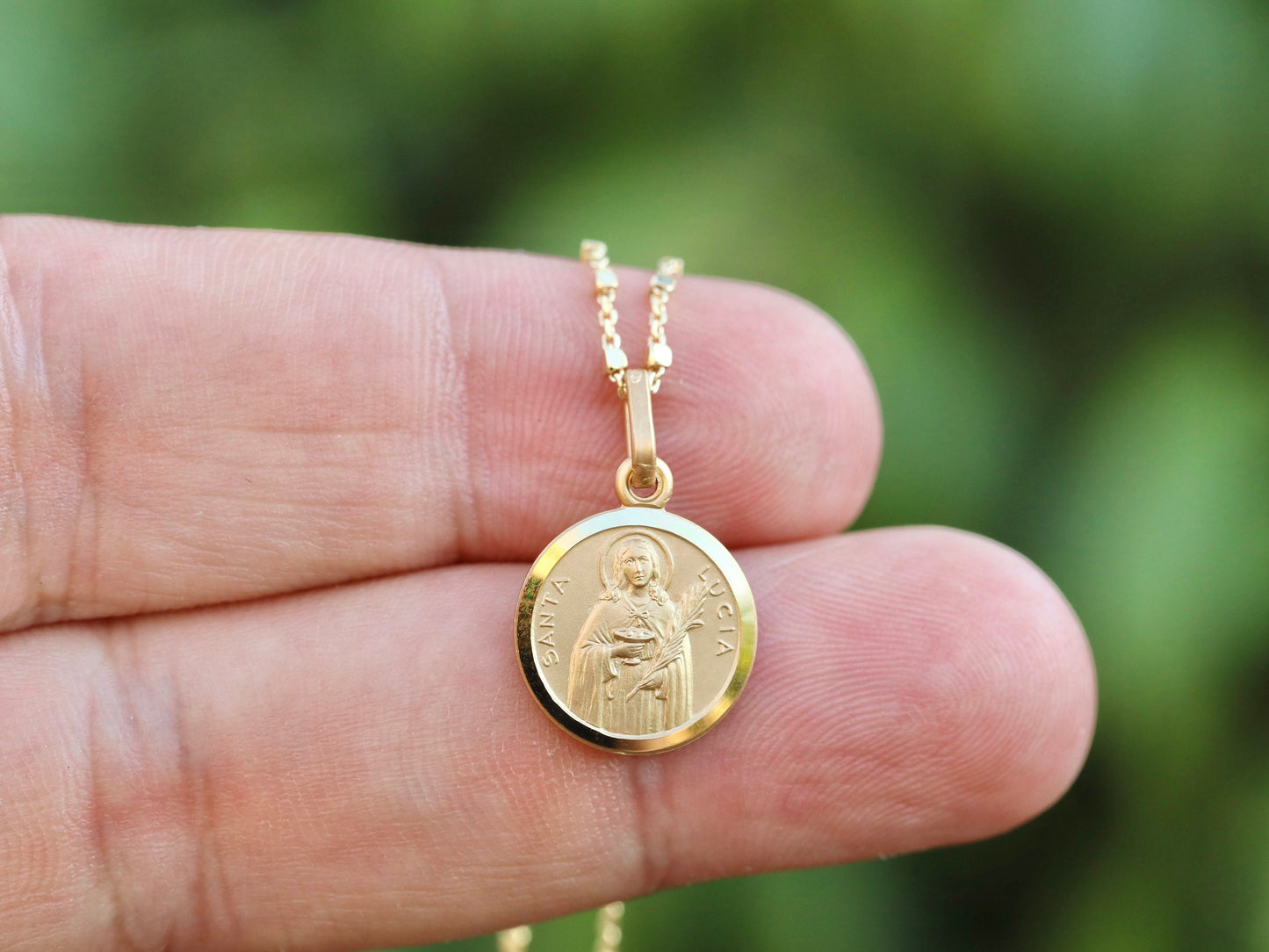 Exquisita medalla de plata de ley de 13 mm chapada en oro de 18 quilates con corte de diamante de Santa Lucía: ¡el deleite de los devotos!"