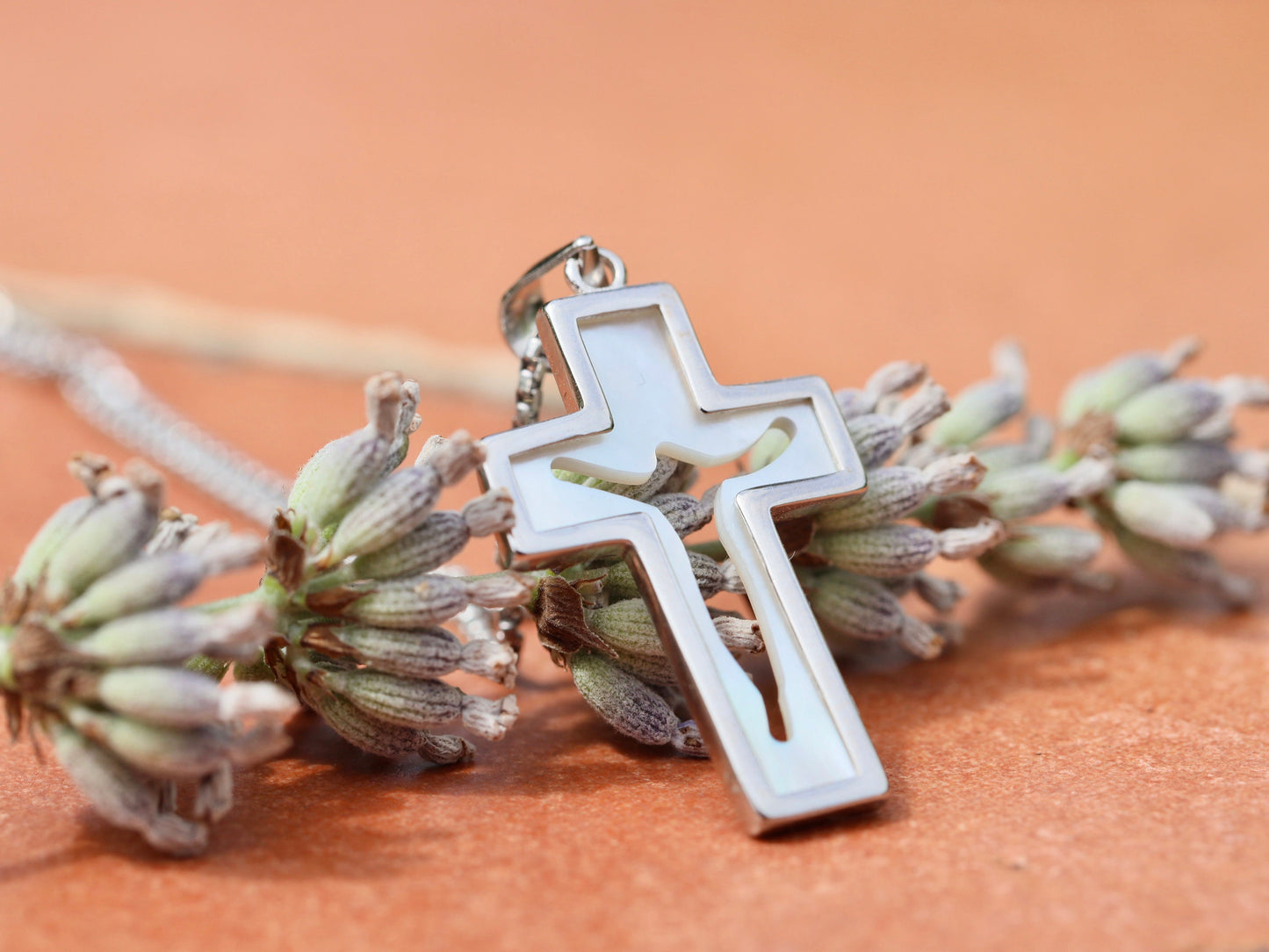 Crucifijo de Cristo Resucitado de Plata de Ley con Baño de Rodio y Nácar | 25 mm x 17 mm | Joyería católica religiosa"