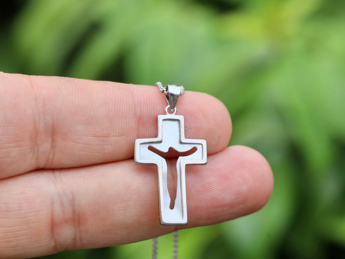 Crucifijo de Cristo Resucitado de Plata de Ley con Baño de Rodio y Nácar | 25 mm x 17 mm | Joyería católica religiosa"