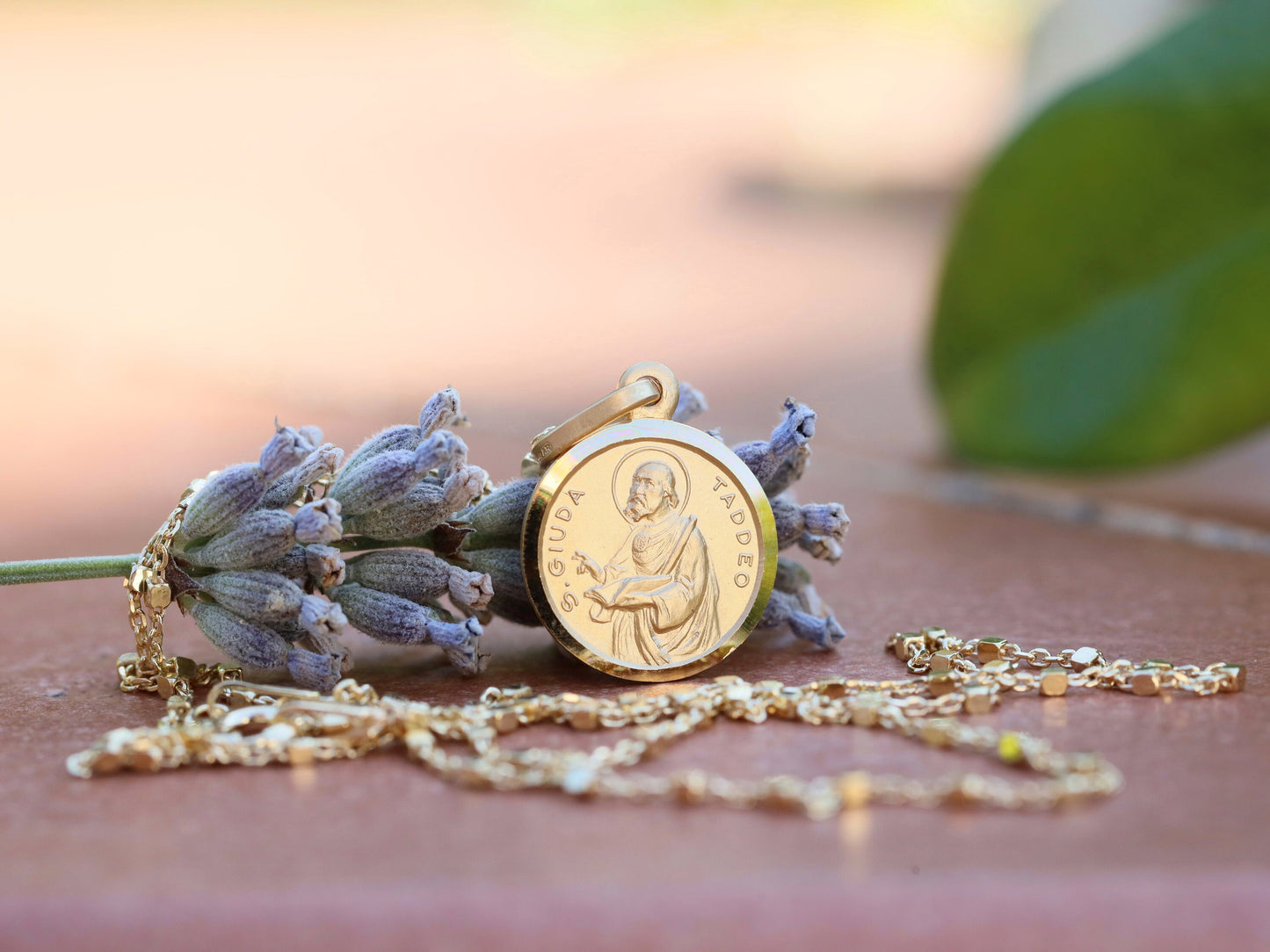 Medalla de San Judas en Plata de Ley 925 bañada en Oro de 18 Quilates | Joyería devocional católica unisex