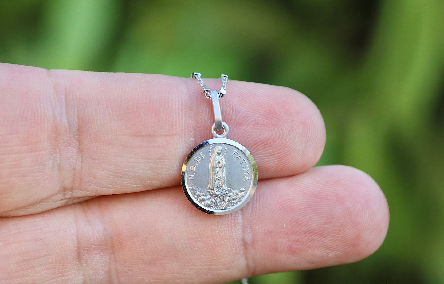 Medalla Nuestra Señora de Fátima de Plata de Ley 925 chapada en oro - Diseño minimalista y unisex