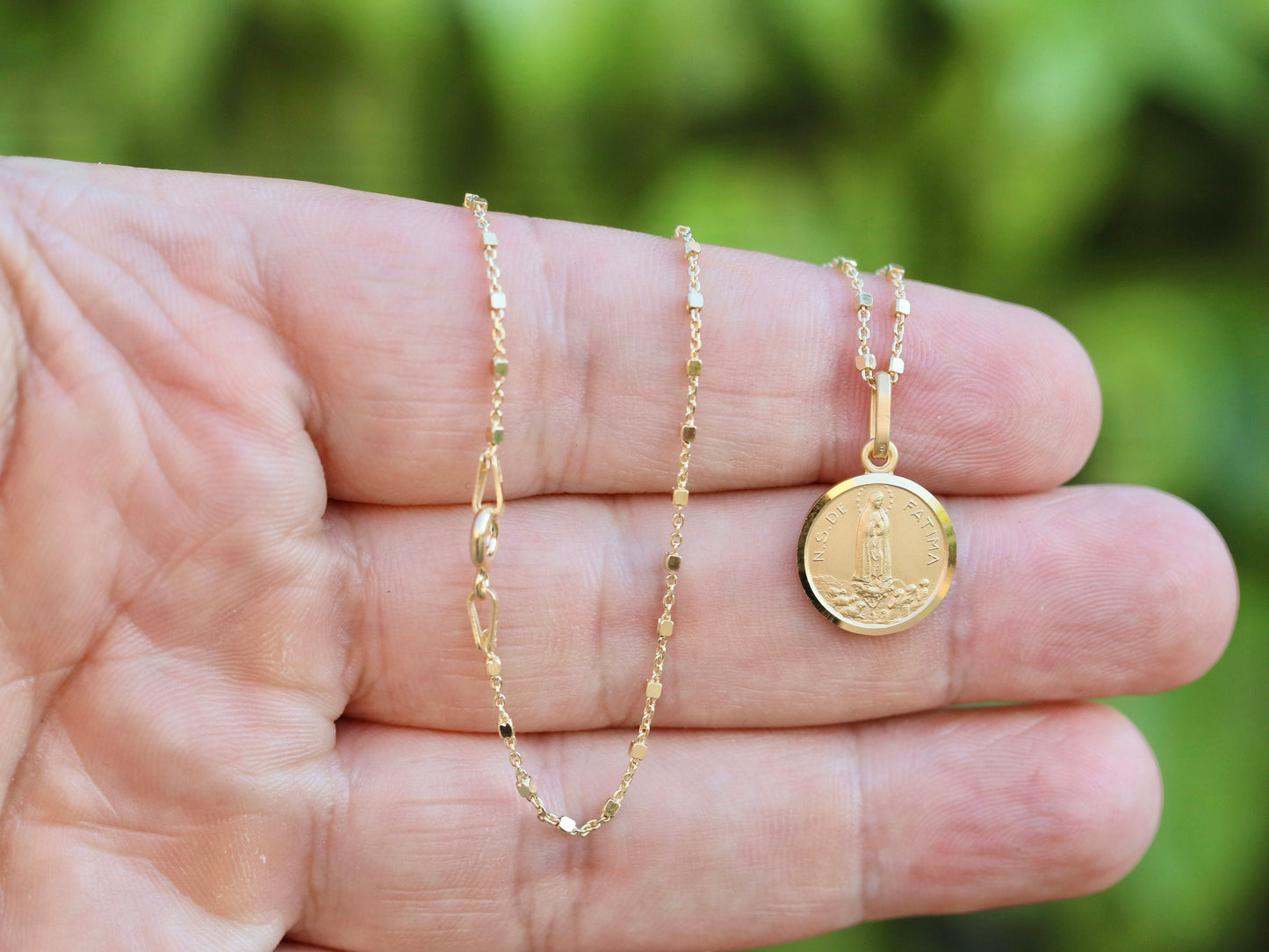 Impresionante colgante de plata de ley de Nuestra Señora de Fátima | Ideal para adolescentes católicos y apilamiento de colgantes.