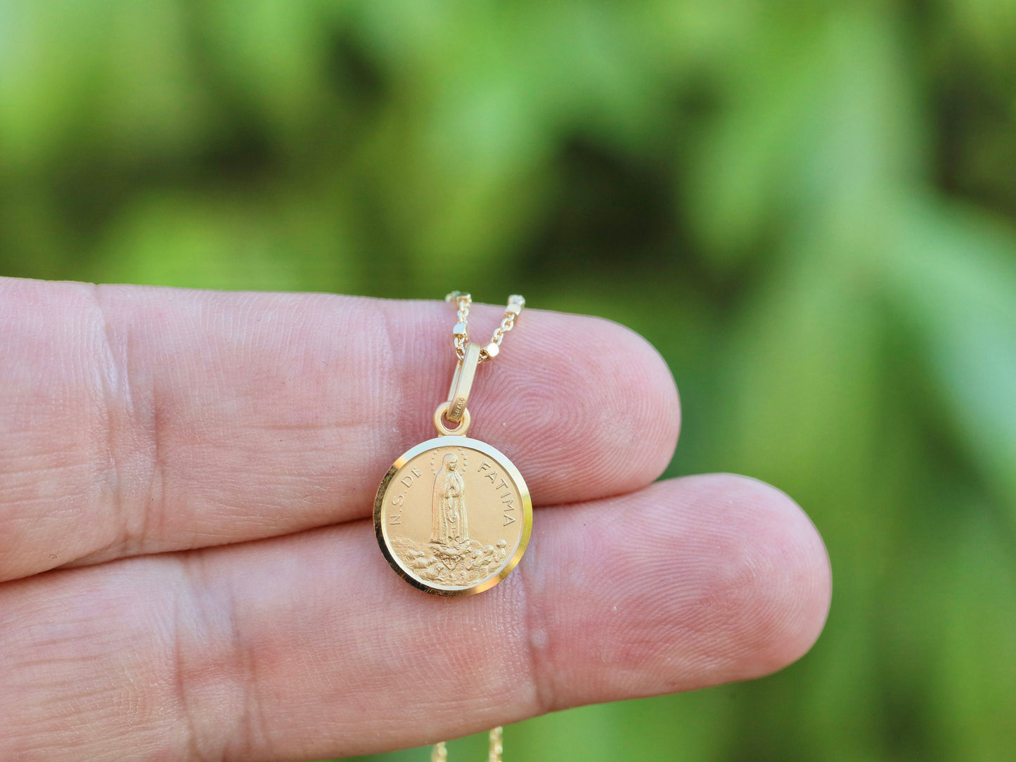 Impresionante colgante de plata de ley de Nuestra Señora de Fátima | Ideal para adolescentes católicos y apilamiento de colgantes.