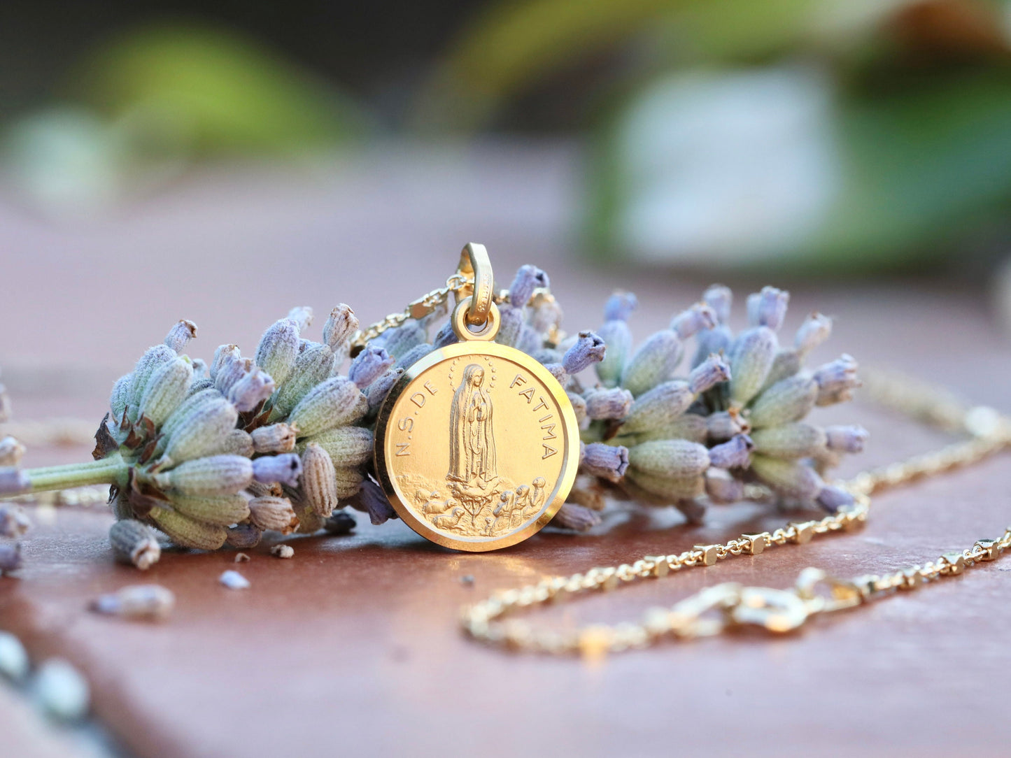 Impresionante colgante de plata de ley de Nuestra Señora de Fátima | Ideal para adolescentes católicos y apilamiento de colgantes.