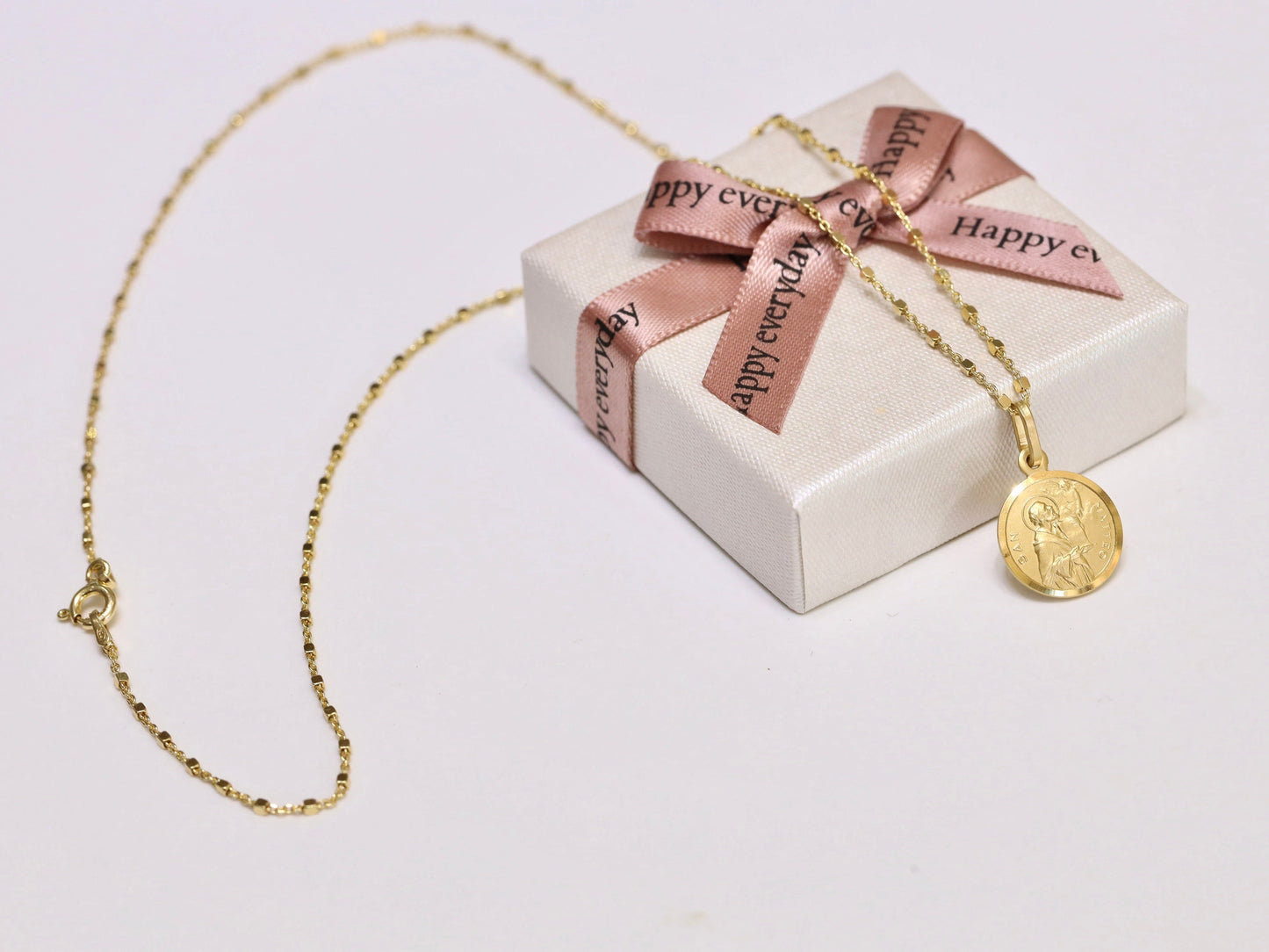 Colgante de plata de ley de San Mateo chapado en oro de 18 kt - Delicado y detallado - Ideal para adolescentes católicas y capas colgantes"