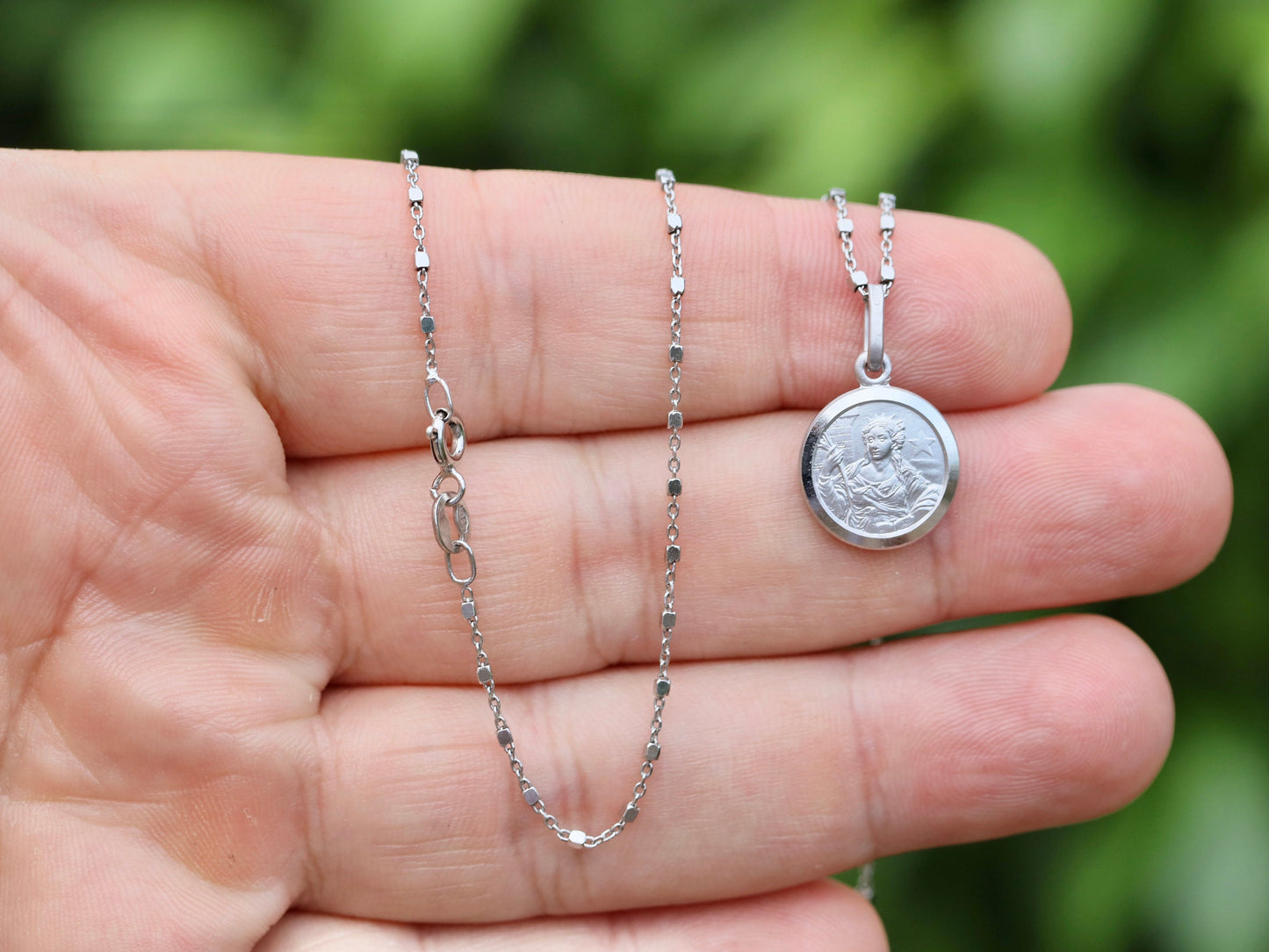 Exquisita Medalla de Santa Bárbara en plata de ley de 13 mm - Recuerdo ideal para todos los llamados Bárbara, santa católica devocional, joyería católica