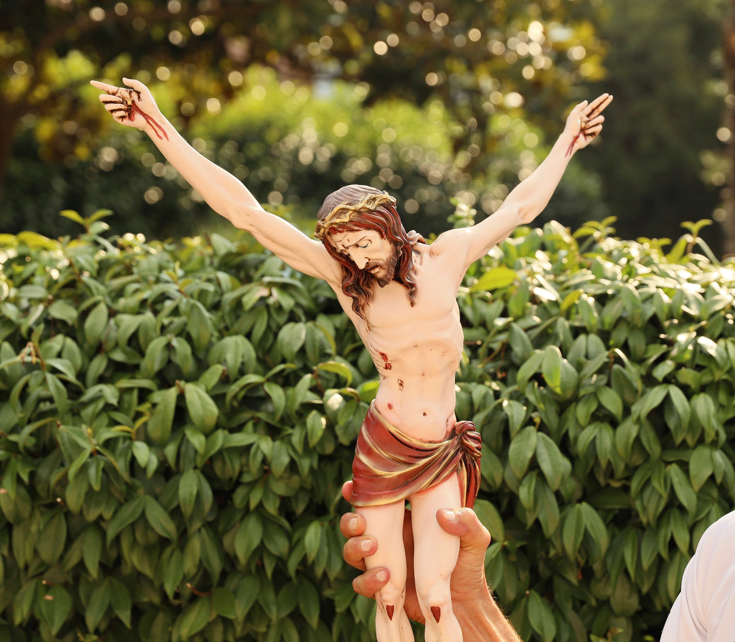 Crucifijo de pared de Jesucristo pintado a mano - Mezcla de resina de mármol - 78x55 cm - Decoración de la capilla del hogar, gran cuerpo de Jesucristo para el altar del hogar