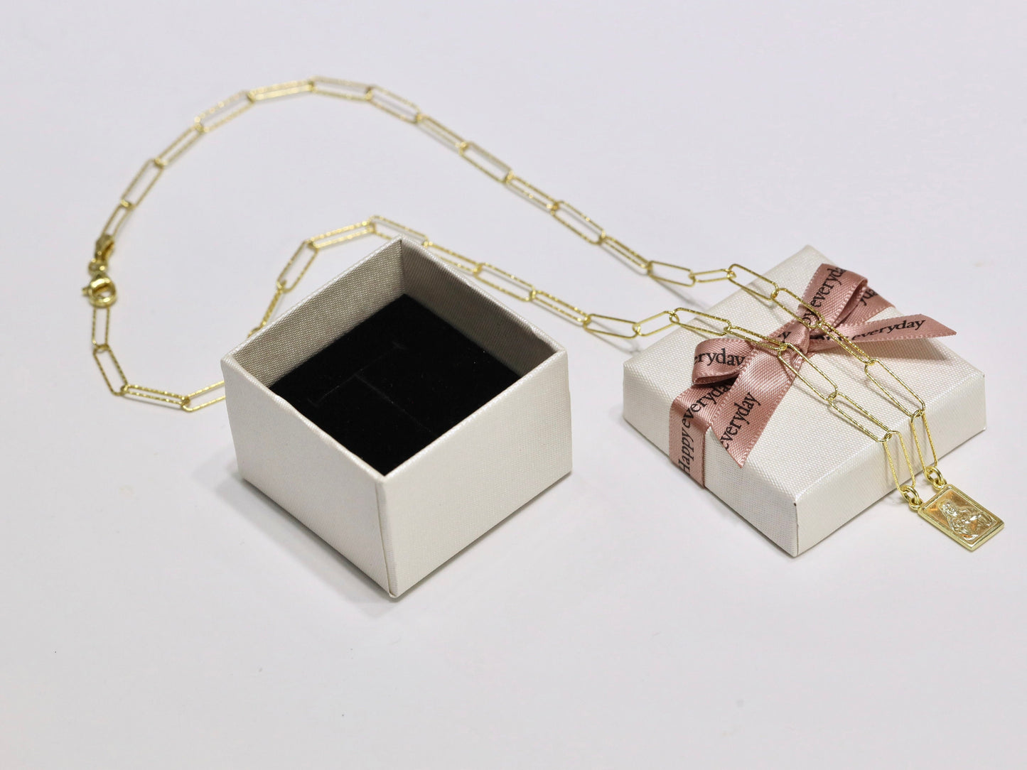 Elegante collar católico escapulario de plata de ley chapado en oro de 18 quilates con cadena de clip, collar escapulario para mujeres católicas