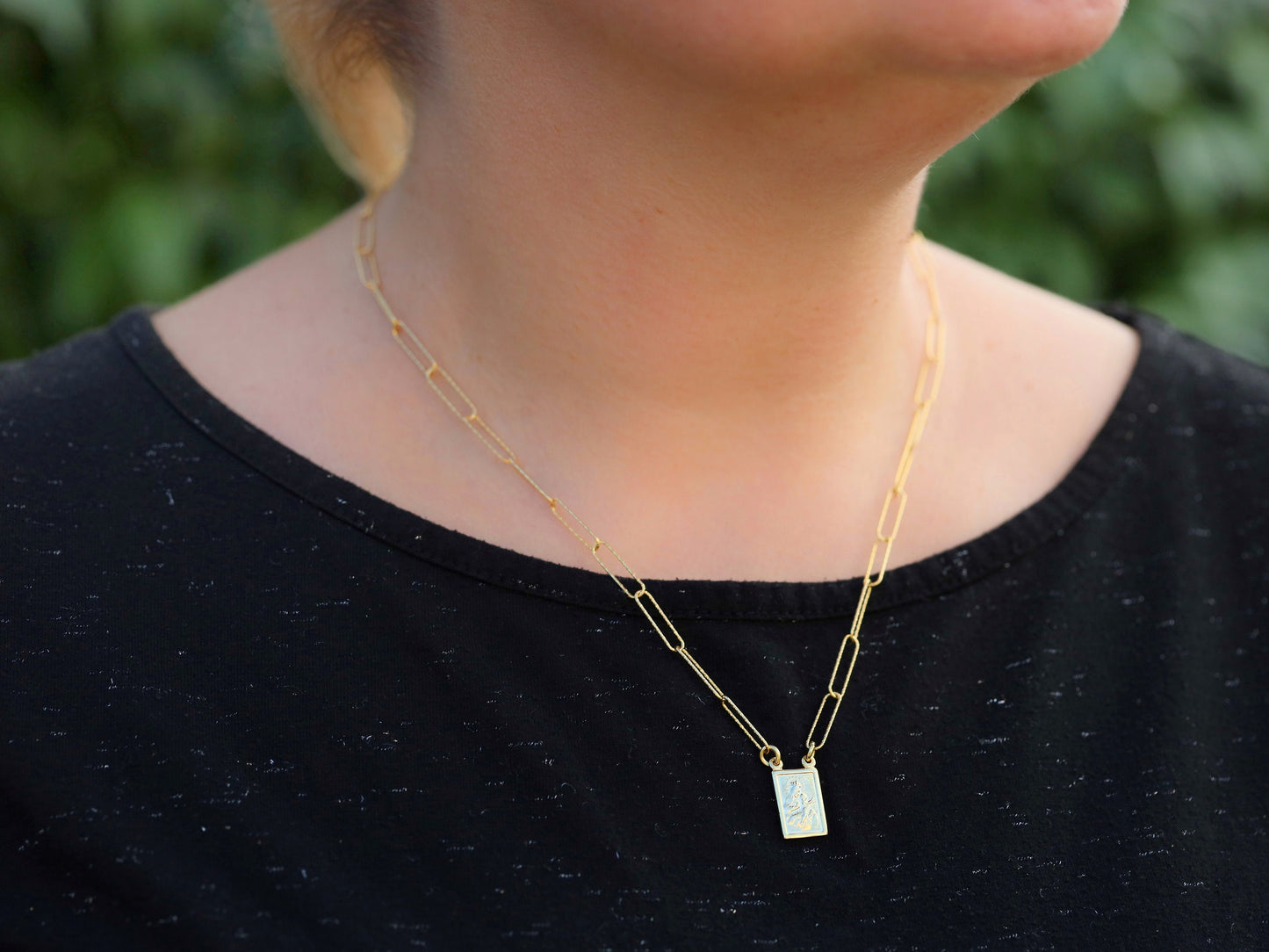 Elegante collar católico escapulario de plata de ley chapado en oro de 18 quilates con cadena de clip, collar escapulario para mujeres católicas
