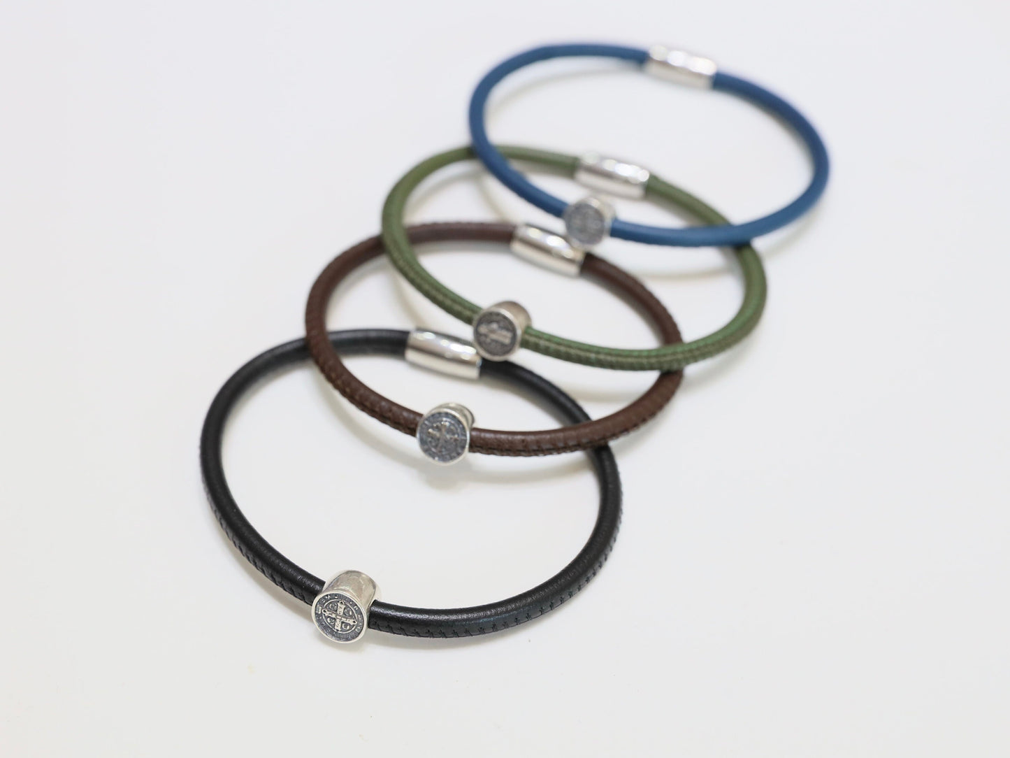 Pulsera católica de San Benito de plata de ley para hombre o mujer, pulsera de cuero genuino con cierre magnético, pulsera de San Benito de color