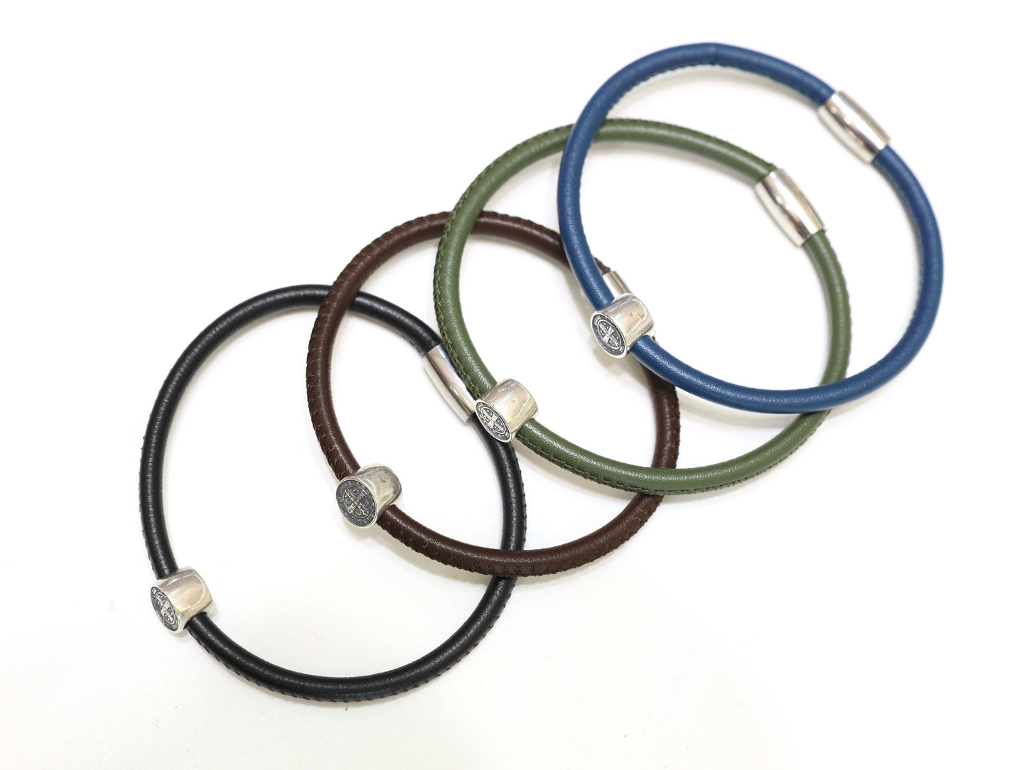 Pulsera católica de San Benito de plata de ley para hombre o mujer, pulsera de cuero genuino con cierre magnético, pulsera de San Benito de color