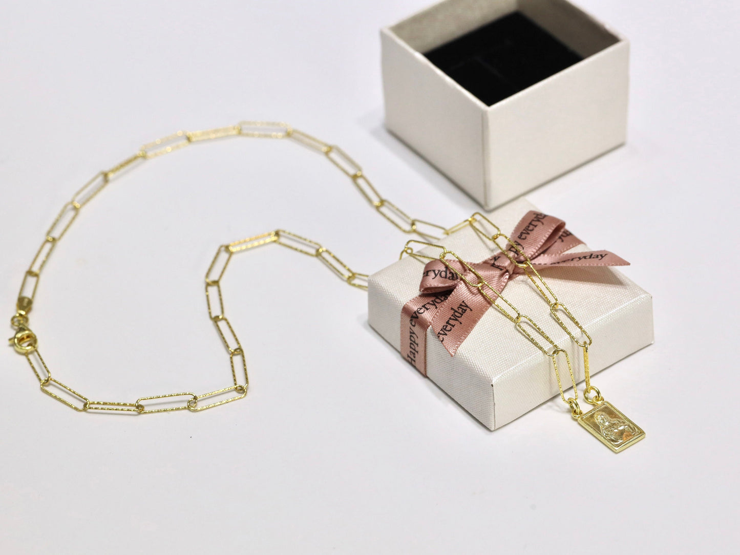 Elegante collar católico escapulario de plata de ley chapado en oro de 18 quilates con cadena de clip, collar escapulario para mujeres católicas