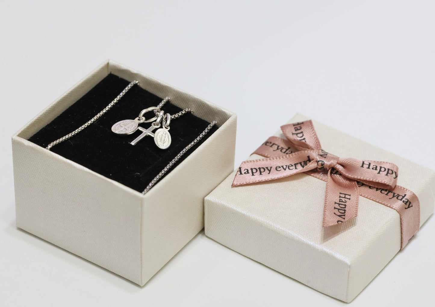 Delicado collar de 18 pulgadas con medalla milagrosa, medalla de San Benito y pequeña cruz - Plata de ley chapada en rodio, colgantes muy pequeños