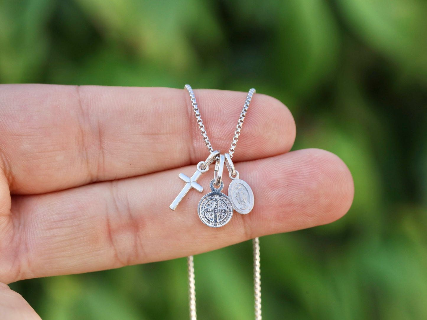 Delicado collar de 18 pulgadas con medalla milagrosa, medalla de San Benito y pequeña cruz - Plata de ley chapada en rodio, colgantes muy pequeños
